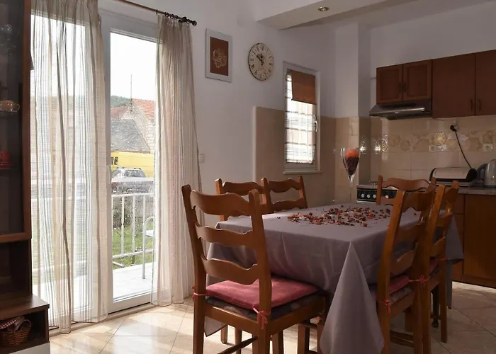 Manigo - Three Bedroom Lägenhet