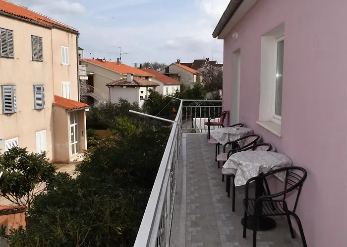 Manigo - Three Bedroom Lägenhet