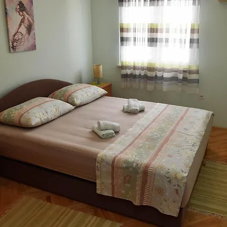 Appartement Manigo - Three Bedroom Supetar