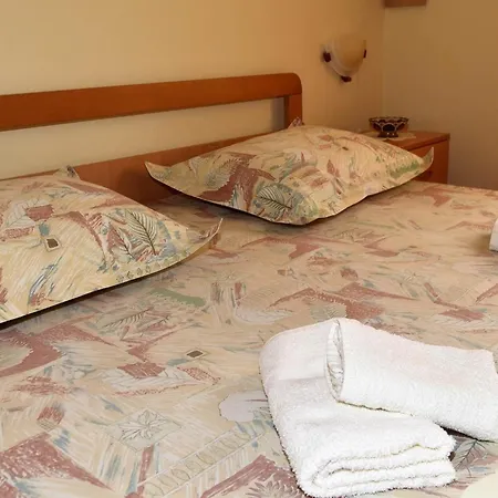 Manigo - Three Bedroom Appartement Supetar