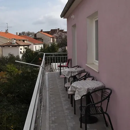 Appartement Manigo - Three Bedroom Supetar