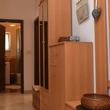 Manigo - Three Bedroom Appartement Supetar